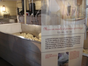 Section du Musée du fromage cheddar à Saint-Prime: installations et panneaux d'interprétation