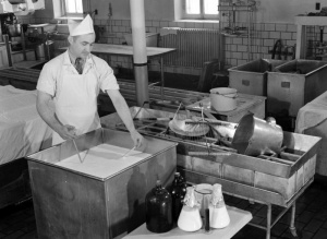 Fabrication de fromage à l'École de laiterie de la province de Québec à Saint-Hyacinthe, 1945