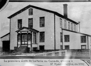 Coupure de presse: «La première école de laiterie au Canada, établie à St-Hyacinthe en 1892» 