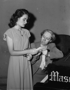 Radio de Radio-Canada: émission Samedi Jeunesse, avec Lucille Vien, ici en septembre 1945