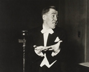 Gratien Gélinas pendant l'émission radiophonique de la première version de Fridolin vers 1937, avant les revues Fridolinons