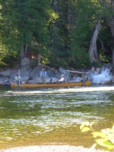 Pêcheurs accompagnés d'un guide de pêche sur la rivière Sainte-Anne