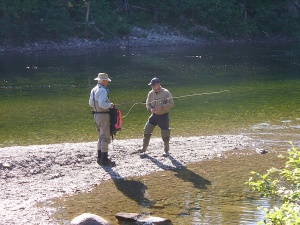 Pêcheur et son guide de pêche sur la rivière Sainte-Anne