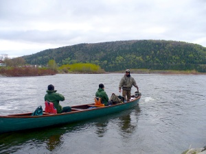 Pierre d'Amours, guide de pêche sur les rivières Matapédia et Restigouche, emmenant ses clients sur un poste de pêche