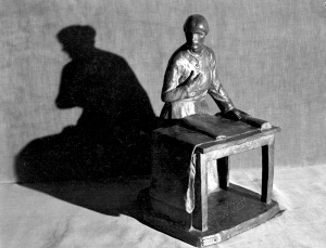 «La Charitable mesurant de l'indienne», sculpture d'Alfred Laliberté