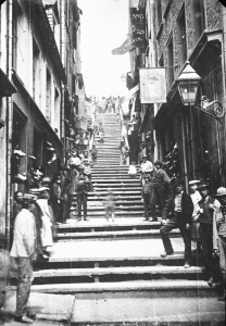 La présence de commerces sur la rue Petit-Champlain n'est pas une invention récente: on la voit ici vers 1870