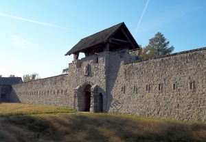 Entrée du fort de Chartres. Notons qu'à l'époque, l'entrée faisait face au fleuve, tandis que celle de la reconstitution lui fait dos