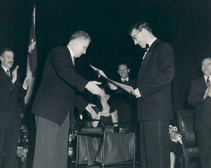 Hommages par la Ville de Québec et son maire Wilfrid Hamel à Roger Lemelin, février 1956