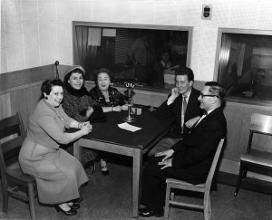 Comédiens de la série La famille Plouffe dans les studios de CFNS (radio franc?aise en Saskatchewan), 1956
