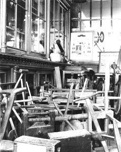 Le musée acadien en 1952 lorsqu'il était situé dans le Monument Lefebvre au collège Saint-Joseph à Memramcook, N.-B.