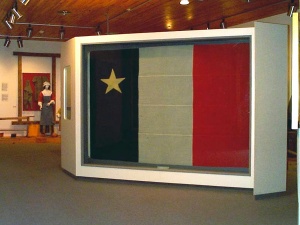 Le drapeau national acadien original (1884), ici en montre dans lexposition permanente du musée de 1981 à 2004