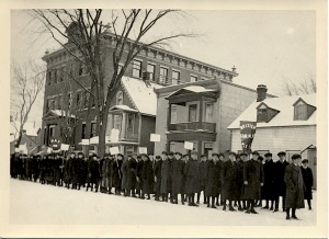 Manifestation d'écoliers contre le Règlement 17, devant l'école Brébeuf, square Anglesea dans la basse-ville d'Ottawa, à la fin janvier ou au début février 1916 