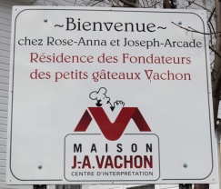 Panneau annonçant la Maison J.A. Vachon à Sainte-Marie de Beauce 