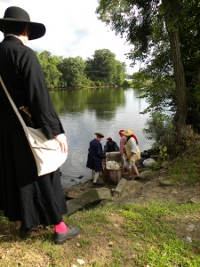 Fort Saint-Joseph  missionnaire jésuite assistant à l'accostage d'un canot lors de la journée des médias