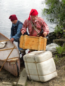 Fort Saint-Joseph  voyageurs déchargeant leurs ballots lors de la journée des médias 