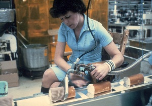 Crémage des bûches de Noël à l'usine Vachon de Sainte-Marie, vers 1983
