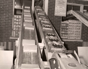 Chaîne de montage à l'usine Vachon, avril 1957