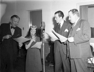 Quatre comédiens du radioroman «Un homme et son péché» de Claude-Henri Grignon, Radio-Canada, Montréal, 1945. 