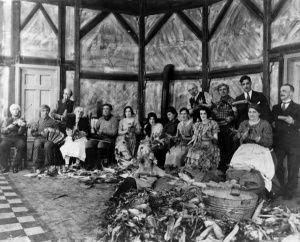 La troupe des Veillées du bon vieux temps, en octobre 1930. Domaine public.