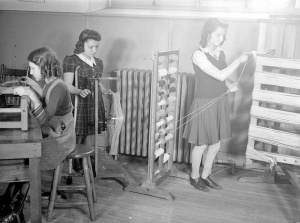 Les Cercles contribuent à perpétuer des savoir-faire traditionnels, ainsi que le font d'autres institutions. On voit ici trois élèves dans la salle de tissage de l'école Victor-Doré de Montréal, 1944.