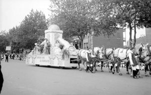 Char allégorique lors de la parade de la Saint-Jean-Baptiste à Montréal en 1937: portant l'inscription «Notre sol, sa fertilité», il présente des fermières en costume traditionnel 