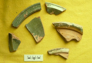 Morceaux d'un bol de terre cuite d'origine saintongeoise exhumés à la maison Gallant, Port-la-Joye