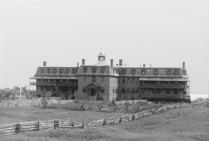 Hôtel-Dieu de Tracadie, à gauche au 4e étage lorphelinat et dans la partie droite du bâtiment le lazaret, 1896