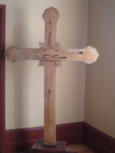 La croix originale conservée au musée historique de Tracadie, 2010