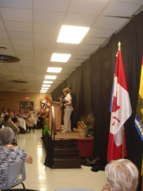 Lorraine Arsenault-Diotte, surnommée la Bolduc aca¬dienne, présente au banquet du 100e anniversaire de lAcadémie témoigne en chanson de ses années à lAcadémie, 17 août 2012