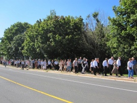 Procession de léglise de Tracadie à lAcadémie pour commémorer les marches des pensionnaires, 19 août 2012