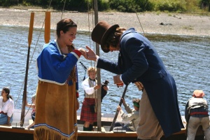 Groupe de comédiens incarnant des bourgeois et des Amérindiens, fort William