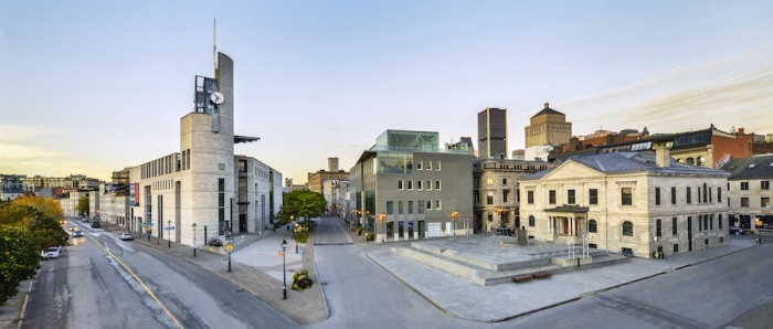 Vue d'ensemble du musée Pointe-à-Callière. À droite, la place Royale et l'Ancienne-Douane de Montréal