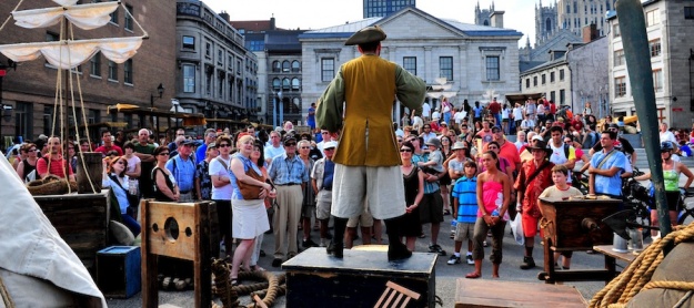 Été 2010. La place Royale lors de l'activité Le Marché public dans l'ambiance du XVIIIe siècle