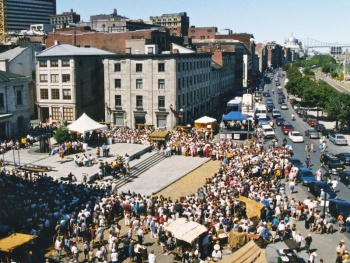 La foule assemblée à la place Royale pour la cérémonie de lArbre de Paix, le 4 août 2001