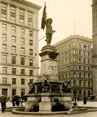 Monument Paul de Chomedey de Maisonneuve, Place d'Armes, Montréal, vers 1925, incluant les statues de Jeanne Mance et de Raphael Lambert-Closse 
