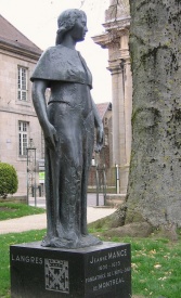 Statue de Jeanne Mance à Langres, sa ville natale
