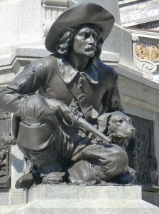 Statue de Raphael Lambert-Closse à la base du monument Paul de Chomedey de Maisonneuve, Place d'Armes, Montréal