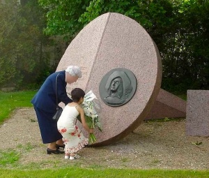 Monument dédié à Maisonneuve à Neuville-sur-Vanne, son village natal