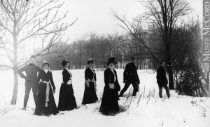 Groupe de raquetteurs, mont Royal, Montréal, QC, vers 1901
