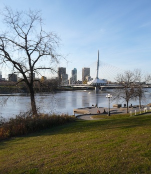 La rivière Rouge qui coule à travers la ville de Winnipeg