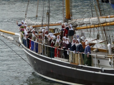 Les Filles du roi saluent la foule venue les attendre au port de Québec, le 7 août 2013