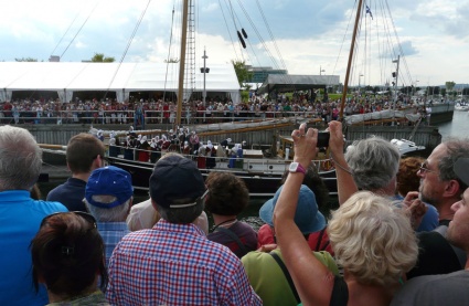 Les Filles du roi se préparent à débarquer sur les quais de Québec, au milieu d'une foule enthousiaste