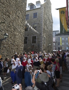 Défilé des bénévoles incarnant les Filles du roi, Fêtes de la Nouvelle-France, édition 2013, à Québec
