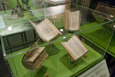 Bibles, psautiers et livres protestants mis à l'index provenant de la section Enfer de la bibliothèque du Séminaire de Québec