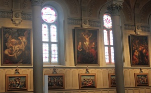 Quelques peintures de Nicolas Lefebvre accrochées dans la nef de l'église de l'Annonciation d'Oka, photo de Léa Drainville-Mongeau