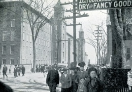 Des ouvriers  quittent le moulin Naumkeag Steam Cotton de Salem en 1909