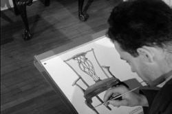 Élève de l'École du meuble réalisant une aquarelle en prenant une chaise pour modèle.  © ONF et Encyclopédie du patrimoine culturel de l'Amérique française.