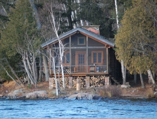 Le lac Tremblant et ses cabanes serties dans la forêt : un archétype pittoresque de l’Amérique du Nord. © Fabienne Joliet.